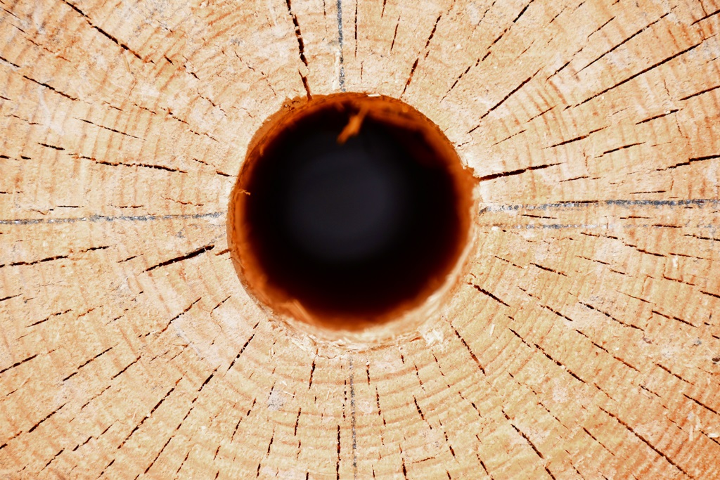 Holzscheibe mit einem runden Loch in der Mitte